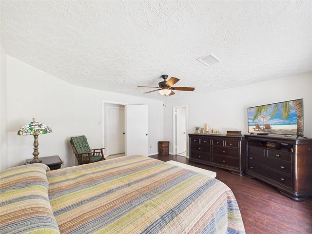 416 Meadowpoint Drive, League City, TX 77573