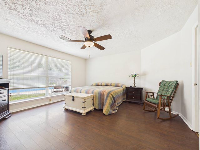 416 Meadowpoint Drive, League City, TX 77573