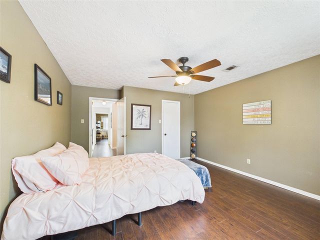 416 Meadowpoint Drive, League City, TX 77573