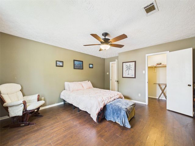 416 Meadowpoint Drive, League City, TX 77573