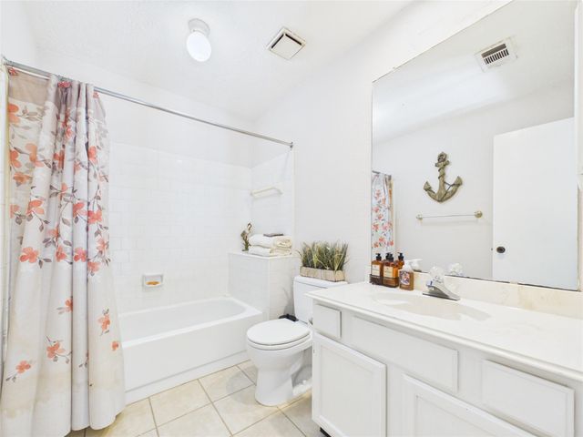 416 Meadowpoint Drive, League City, TX 77573