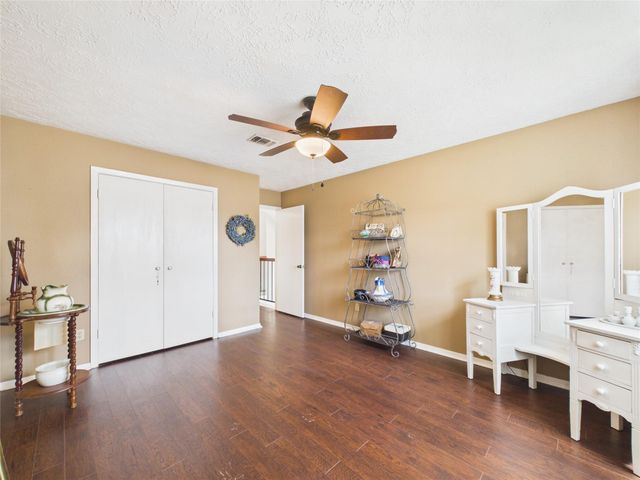 416 Meadowpoint Drive, League City, TX 77573