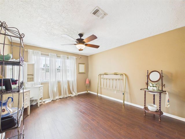 416 Meadowpoint Drive, League City, TX 77573