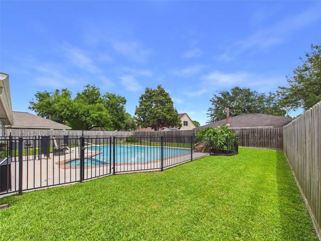 416 Meadowpoint Drive, League City, TX 77573