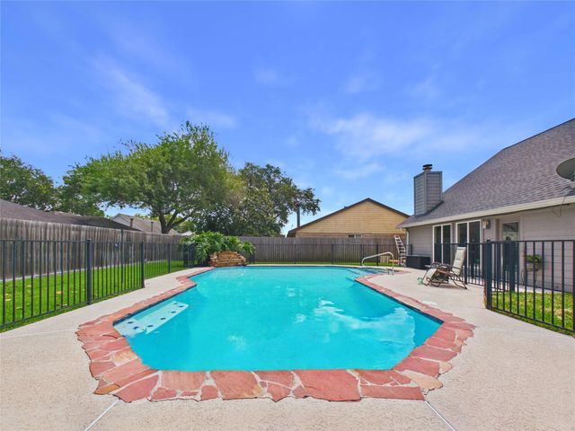 416 Meadowpoint Drive, League City, TX 77573