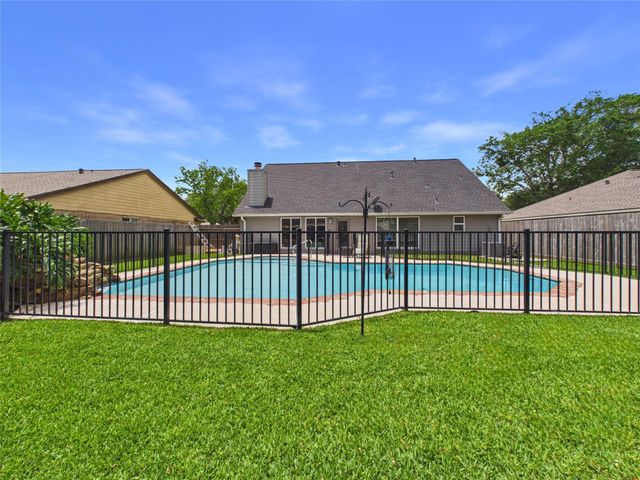 416 Meadowpoint Drive, League City, TX 77573