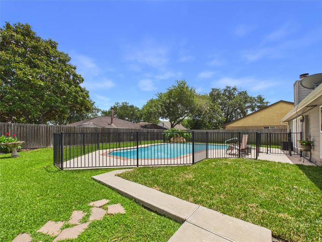 416 Meadowpoint Drive, League City, TX 77573