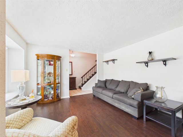416 Meadowpoint Drive, League City, TX 77573