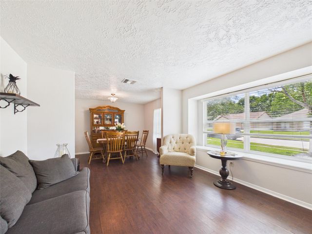 416 Meadowpoint Drive, League City, TX 77573