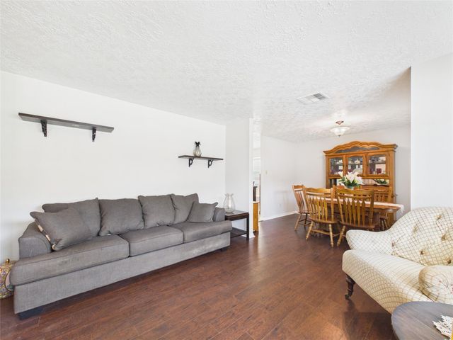 416 Meadowpoint Drive, League City, TX 77573