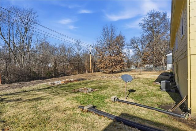 1424 Lawrence Avenue, Leavenworth, KS 66048