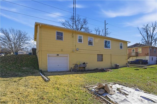 1424 Lawrence Avenue, Leavenworth, KS 66048