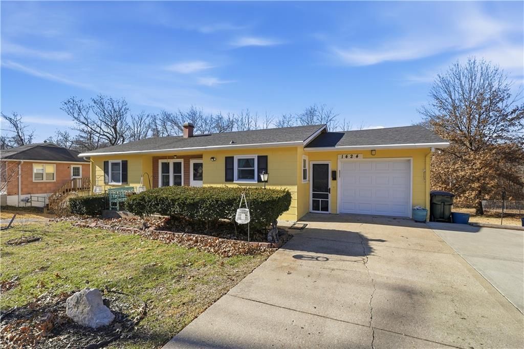 1424 Lawrence Avenue, Leavenworth, KS 66048