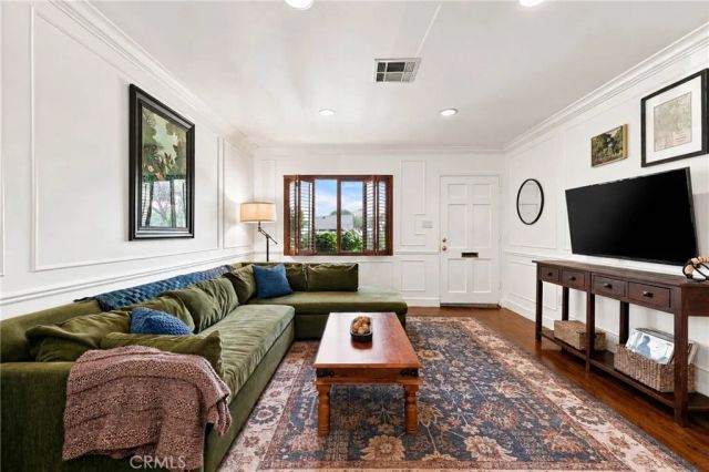 8337 Lennox Avenue, Los Angeles, CA 91402