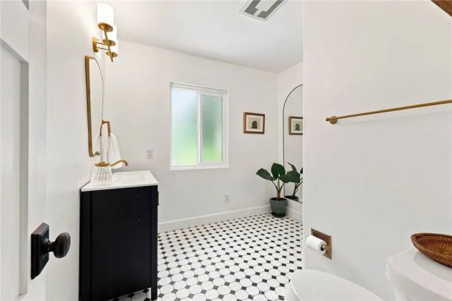 8337 Lennox Avenue, Los Angeles, CA 91402