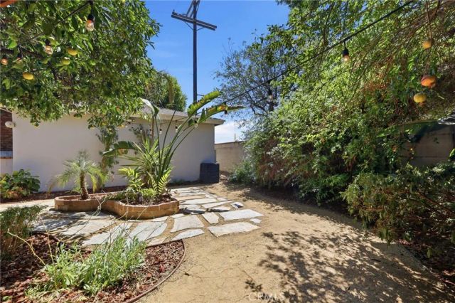 8337 Lennox Avenue, Los Angeles, CA 91402
