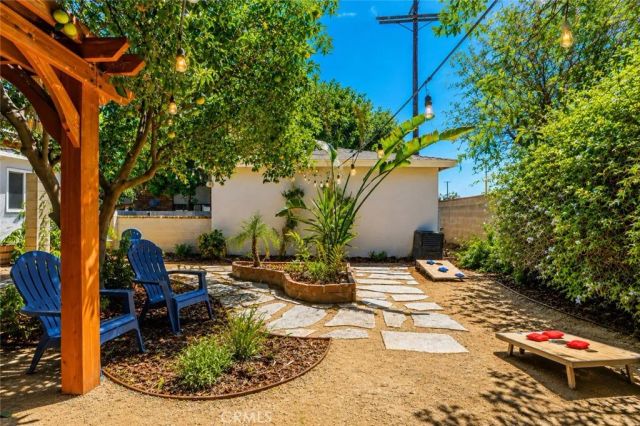 8337 Lennox Avenue, Los Angeles, CA 91402