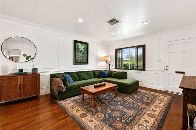 8337 Lennox Avenue, Los Angeles, CA 91402
