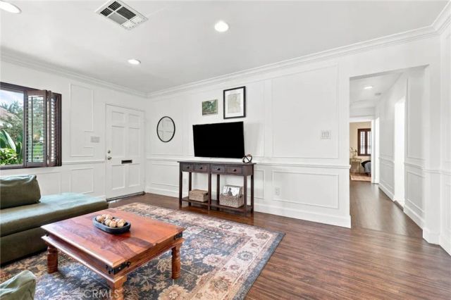 8337 Lennox Avenue, Los Angeles, CA 91402
