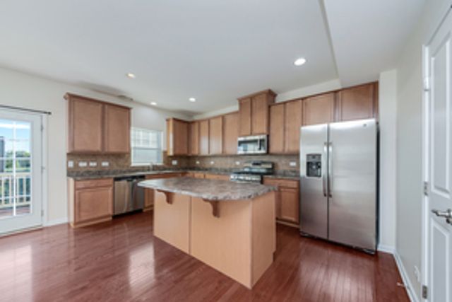 212 Commerce Street E, Aurora, IL 60504