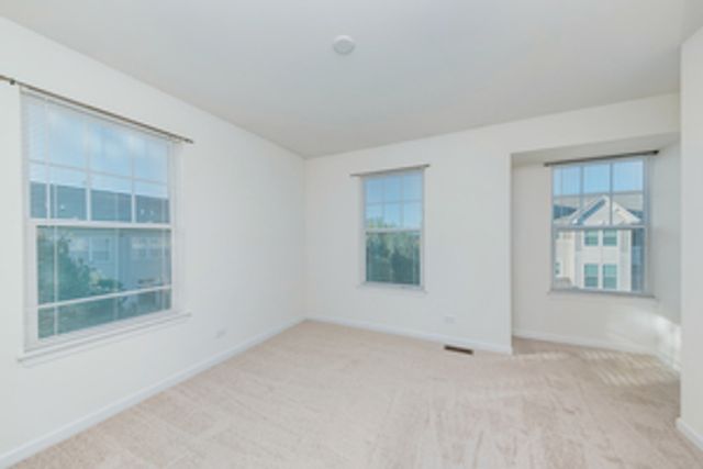 212 Commerce Street E, Aurora, IL 60504