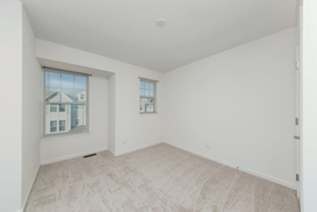 212 Commerce Street E, Aurora, IL 60504