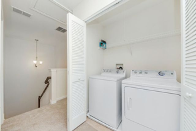 212 Commerce Street E, Aurora, IL 60504