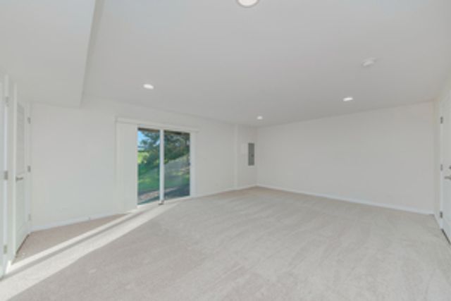 212 Commerce Street E, Aurora, IL 60504