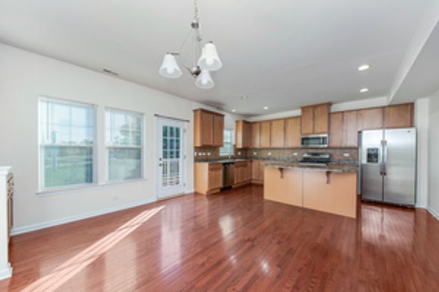 212 Commerce Street E, Aurora, IL 60504