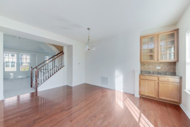 212 Commerce Street E, Aurora, IL 60504