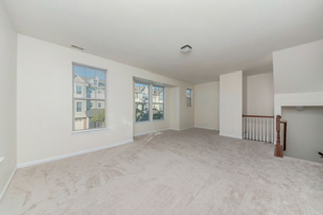 212 Commerce Street E, Aurora, IL 60504