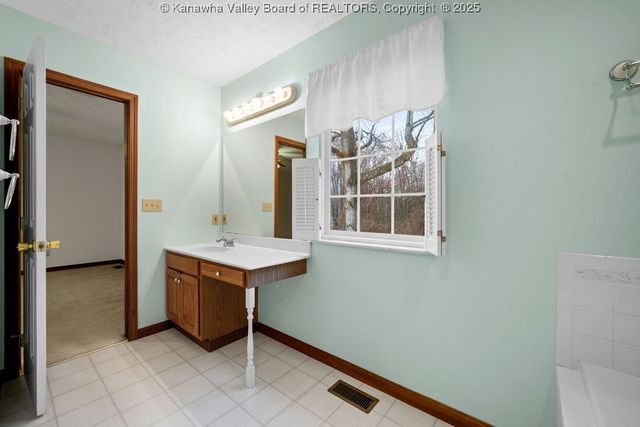 407 Lin Muir, Hurricane, WV 25526