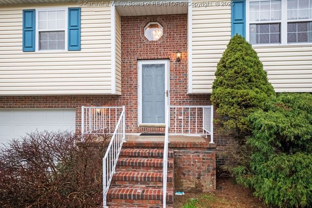 407 Lin Muir, Hurricane, WV 25526