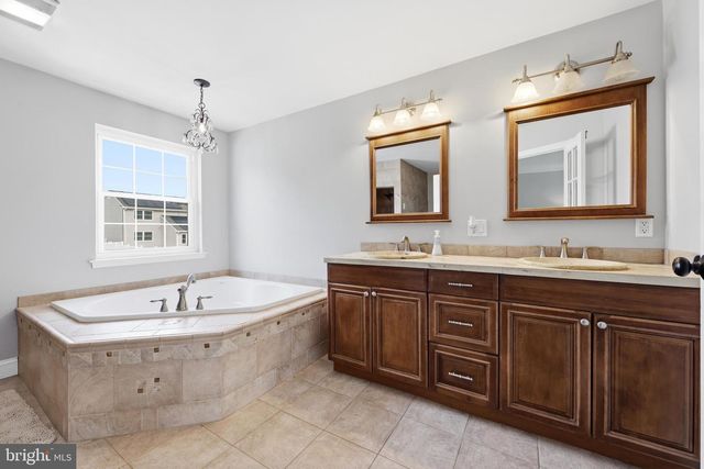 16 MULBERRY ST, Sicklerville, NJ 08081