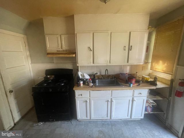 1114 CLOVER LN, Chester, PA 19013