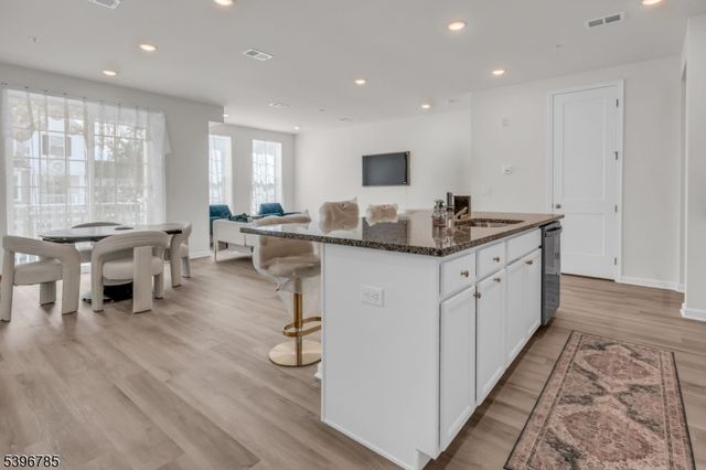 204 Honeysuckle Ln, Warren Twp., NJ 07059