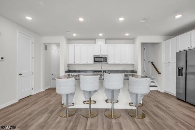 204 Honeysuckle Ln, Warren Twp., NJ 07059