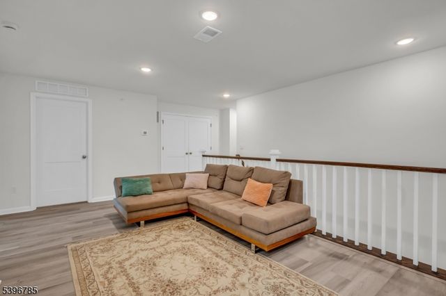 204 Honeysuckle Ln, Warren Twp., NJ 07059