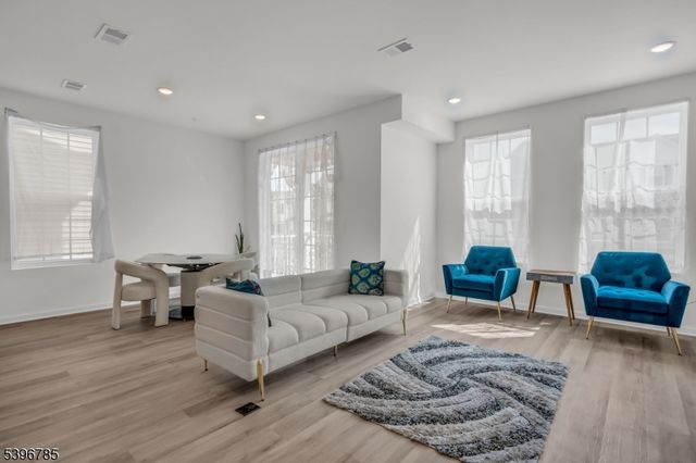 204 Honeysuckle Ln, Warren Twp., NJ 07059