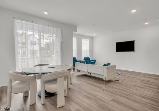 204 Honeysuckle Ln, Warren Twp., NJ 07059