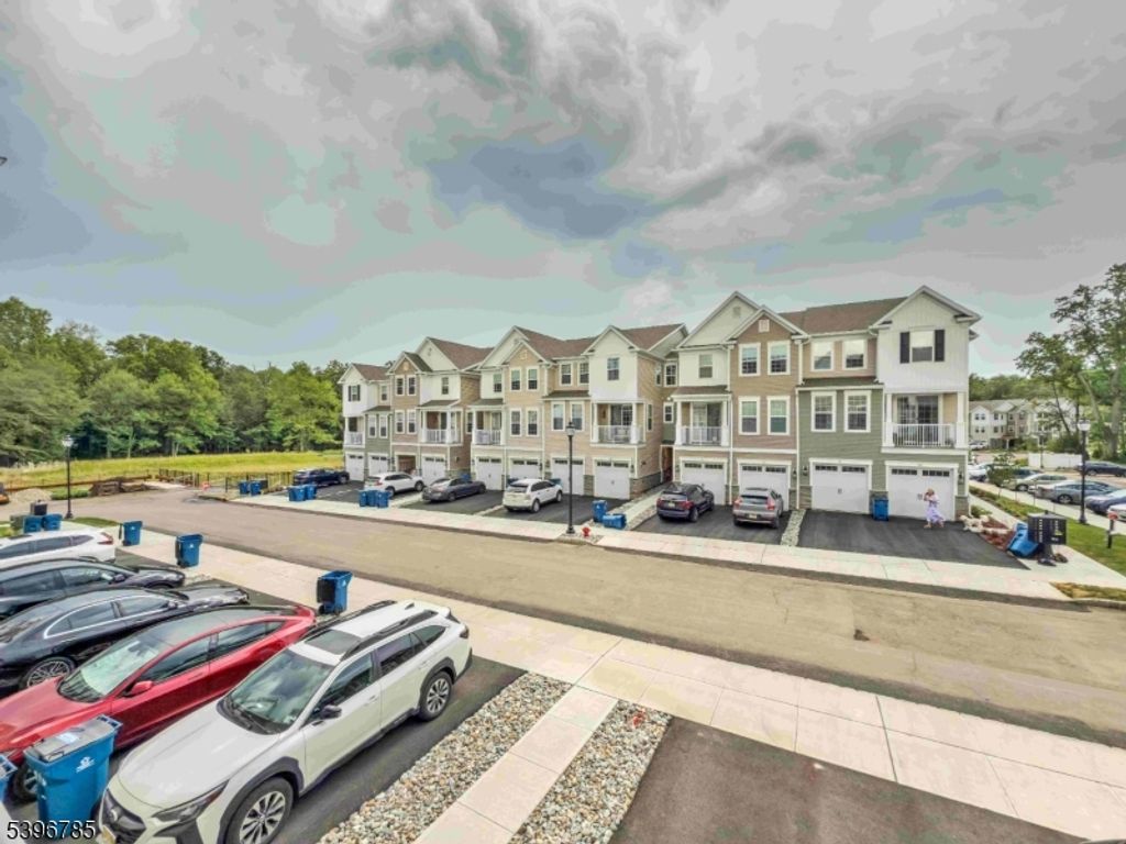 204 Honeysuckle Ln, Warren Twp., NJ 07059