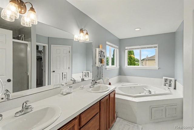 2445 Elkridge Circle, Highland, MI 48356