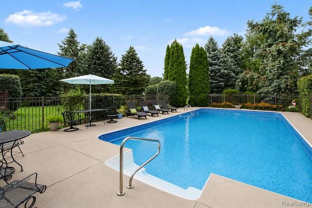 2445 Elkridge Circle, Highland, MI 48356