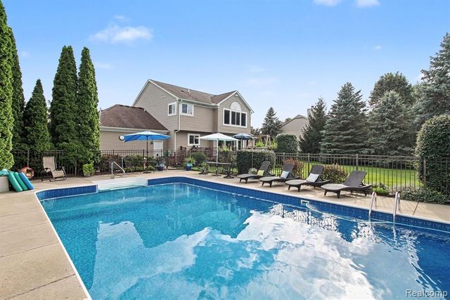 2445 Elkridge Circle, Highland, MI 48356