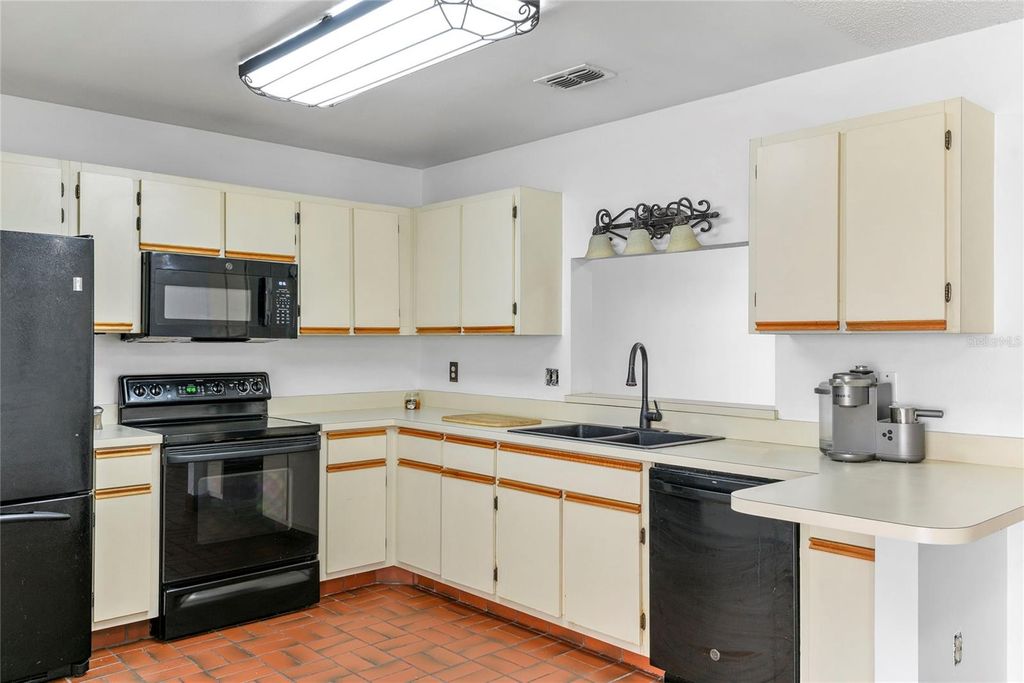 Image 13 of property listing at 6020 SCOTCHWOOD GLEN 108, Orlando, FL 32822