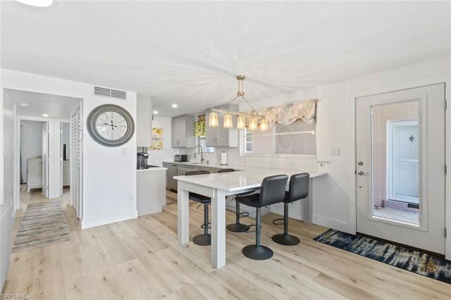 1910 Gulf Shore BLVD N 104, Naples, FL 34102