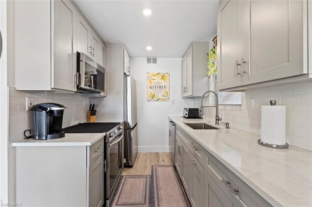 1910 Gulf Shore BLVD N 104, Naples, FL 34102