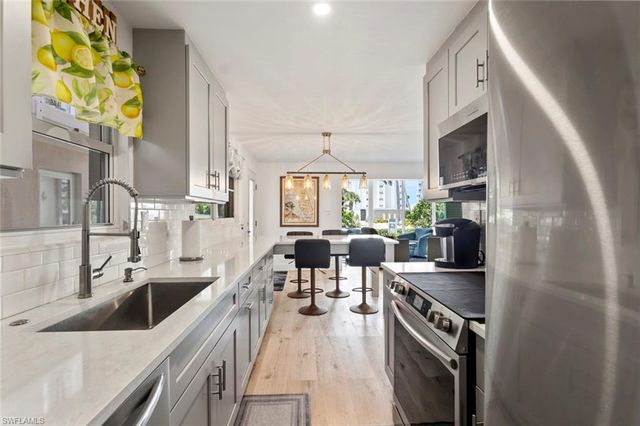 1910 Gulf Shore BLVD N 104, Naples, FL 34102