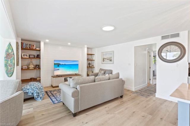 1910 Gulf Shore BLVD N 104, Naples, FL 34102