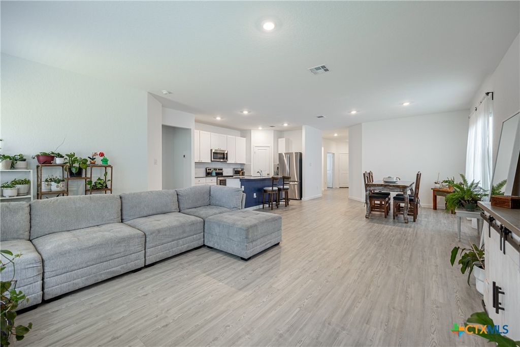 209 Wolf Crest Boulevard, Seguin, TX 78155